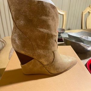 Jessica Simpson boot